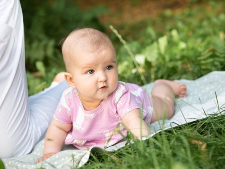 Jak ubrać niemowlaka latem? Bezpieczne i wygodne ubranka Endo na każdą pogodę